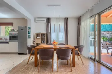 4-Bedroom Villa for up to 8 Guests in Tinjan