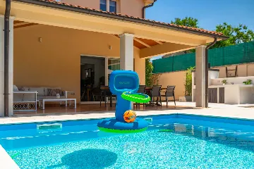 4-Bedroom Villa for up to 8 Guests in Tinjan