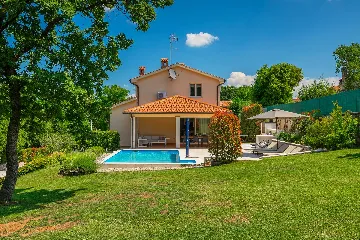 4-Bedroom Villa for up to 8 Guests in Tinjan