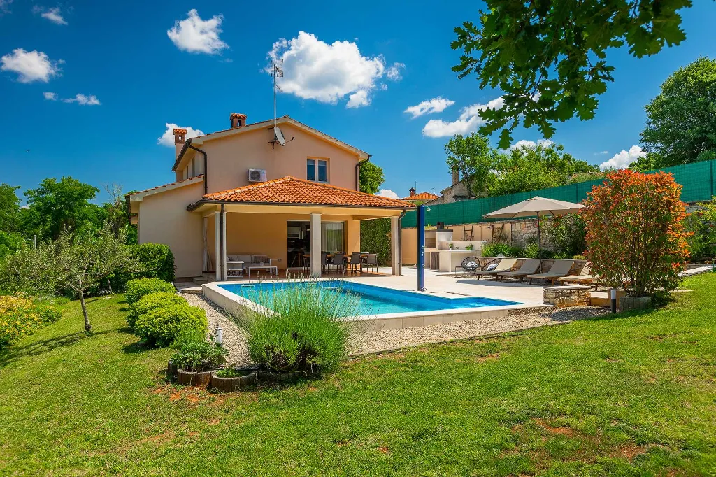 4-Bedroom Villa for up to 8 Guests in Tinjan