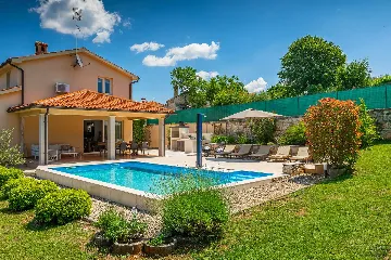 4-Bedroom Villa for up to 8 Guests in Tinjan