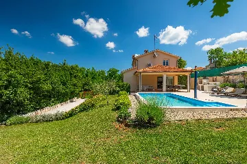 4-Bedroom Villa for up to 8 Guests in Tinjan