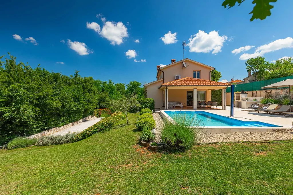 4-Bedroom Villa for up to 8 Guests in Tinjan