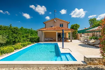 4-Bedroom Villa for up to 8 Guests in Tinjan