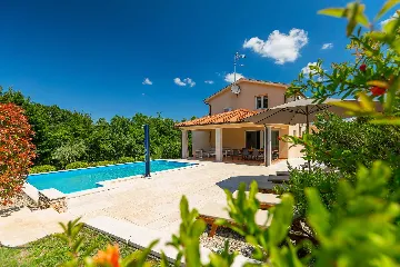 4-Bedroom Villa for up to 8 Guests in Tinjan