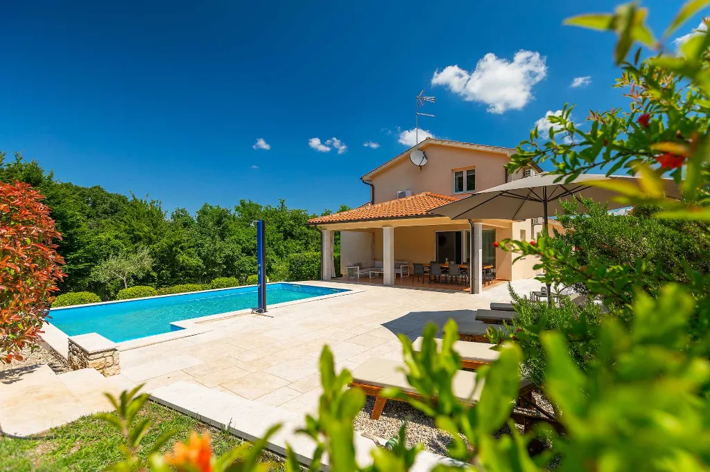 4-Bedroom Villa for up to 8 Guests in Tinjan