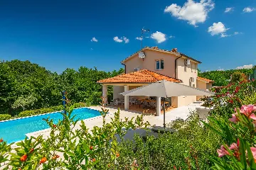 4-Bedroom Villa for up to 8 Guests in Tinjan