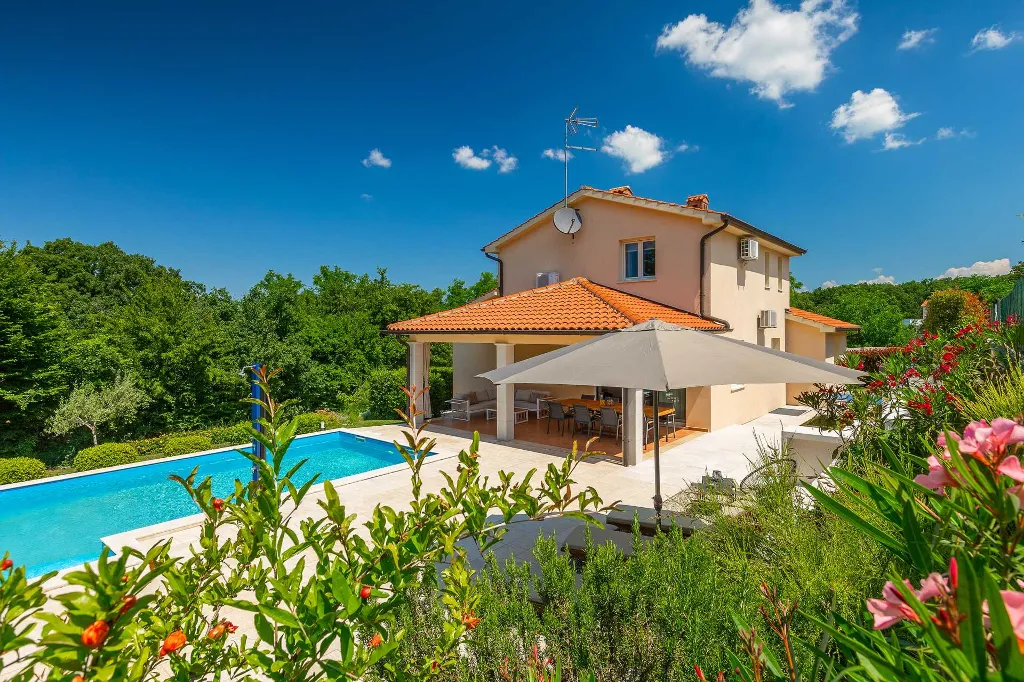 4-Bedroom Villa for up to 8 Guests in Tinjan