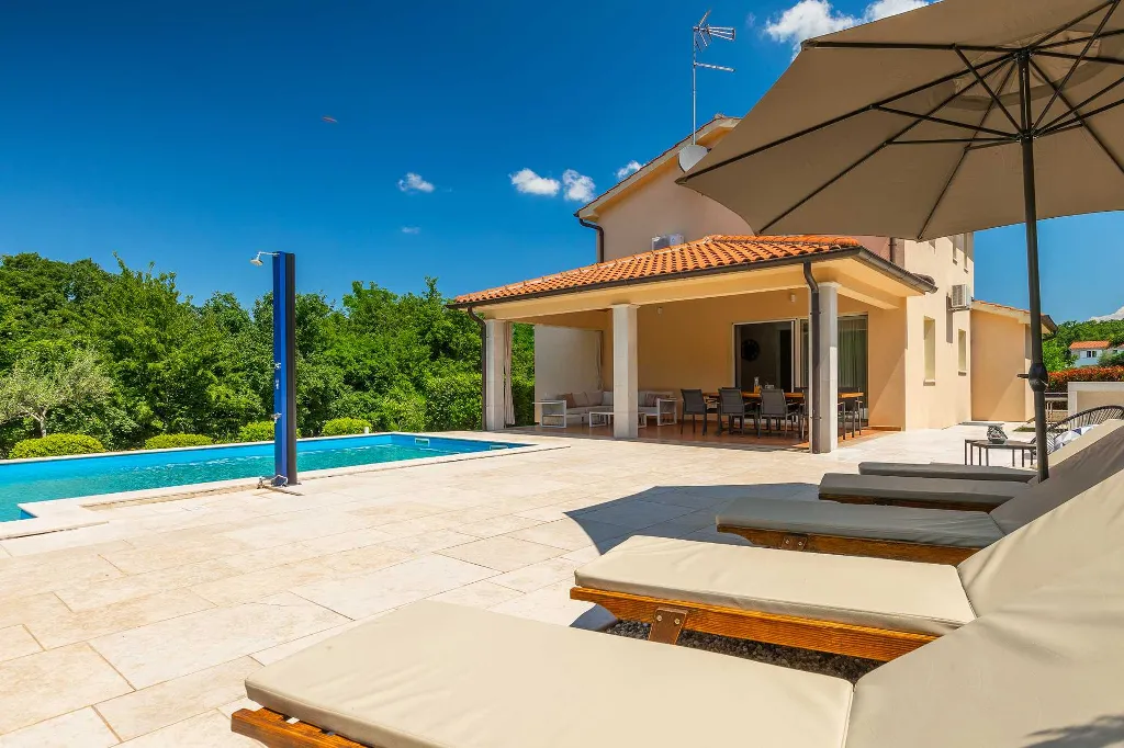 4-Bedroom Villa for up to 8 Guests in Tinjan