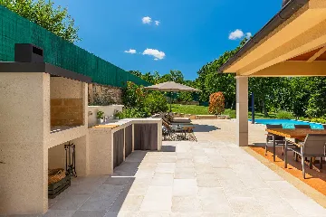 4-Bedroom Villa for up to 8 Guests in Tinjan