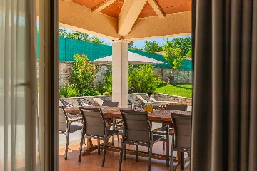 4-Bedroom Villa for up to 8 Guests in Tinjan