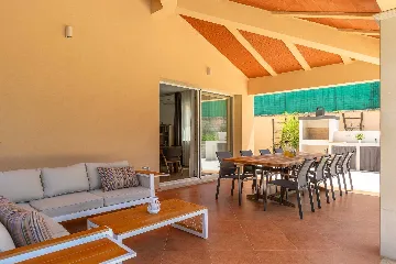 4-Bedroom Villa for up to 8 Guests in Tinjan