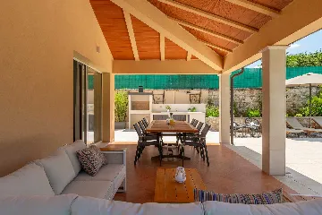 4-Bedroom Villa for up to 8 Guests in Tinjan