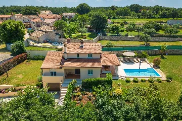 4-Bedroom Villa for up to 8 Guests in Tinjan