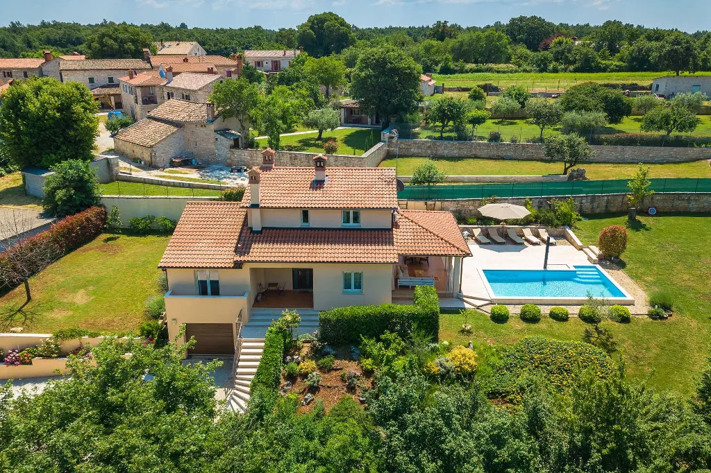 4-Bedroom Villa for up to 8 Guests in Tinjan