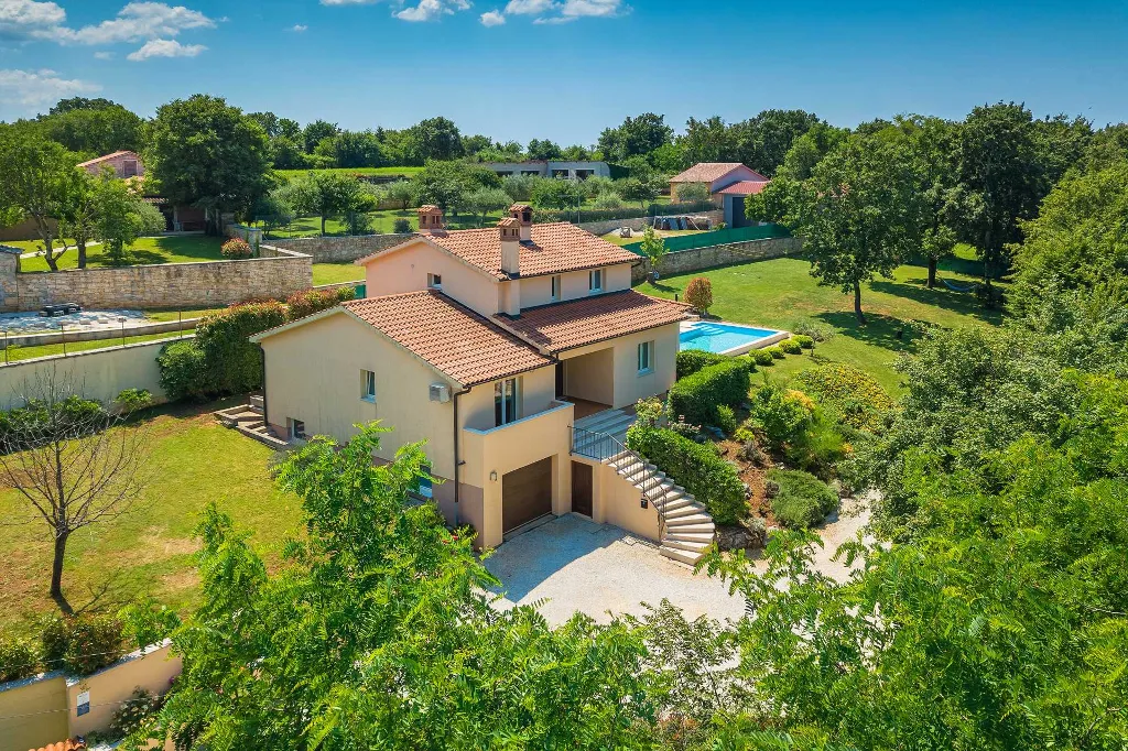 4-Bedroom Villa for up to 8 Guests in Tinjan