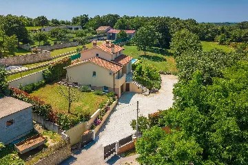 4-Bedroom Villa for up to 8 Guests in Tinjan