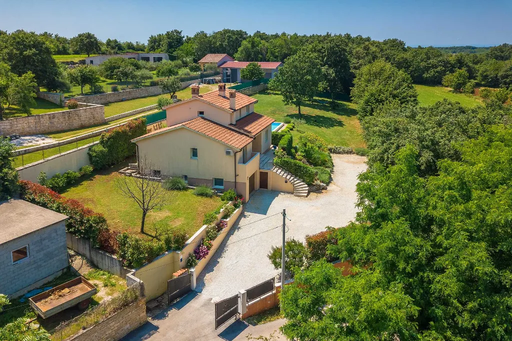 4-Bedroom Villa for up to 8 Guests in Tinjan