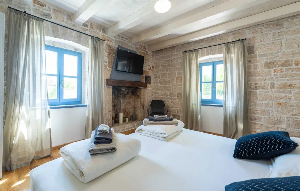 Renovated Stone Villa with Private Pool, Brečevići