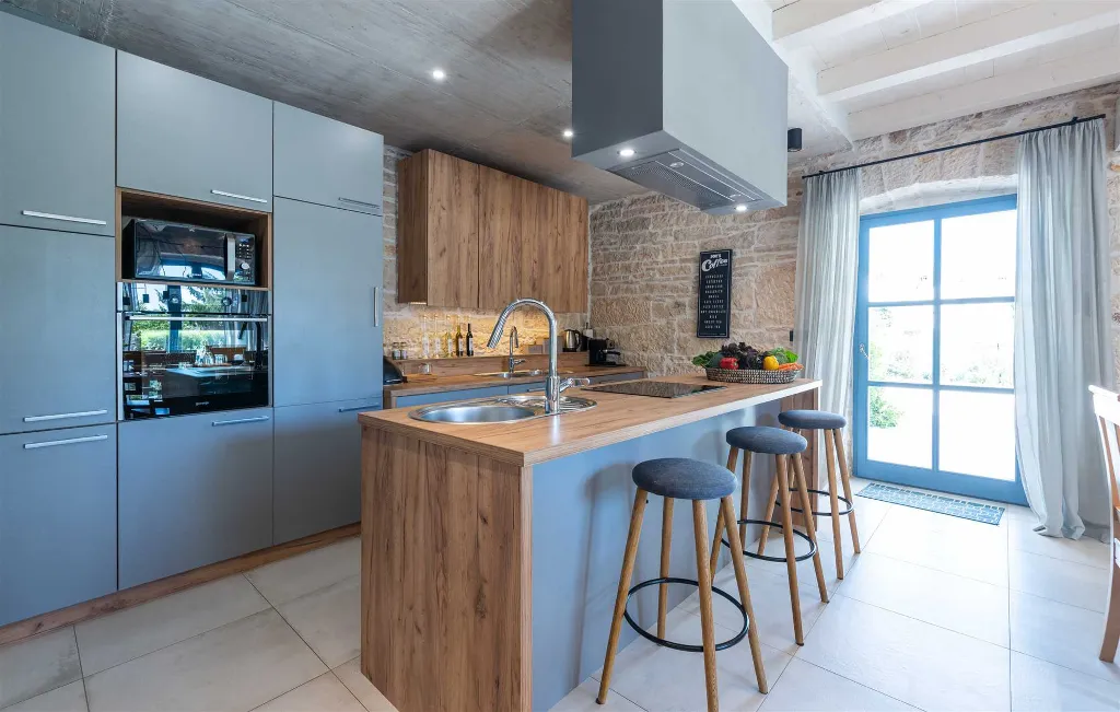 Renovated Stone Villa with Private Pool, Brečevići