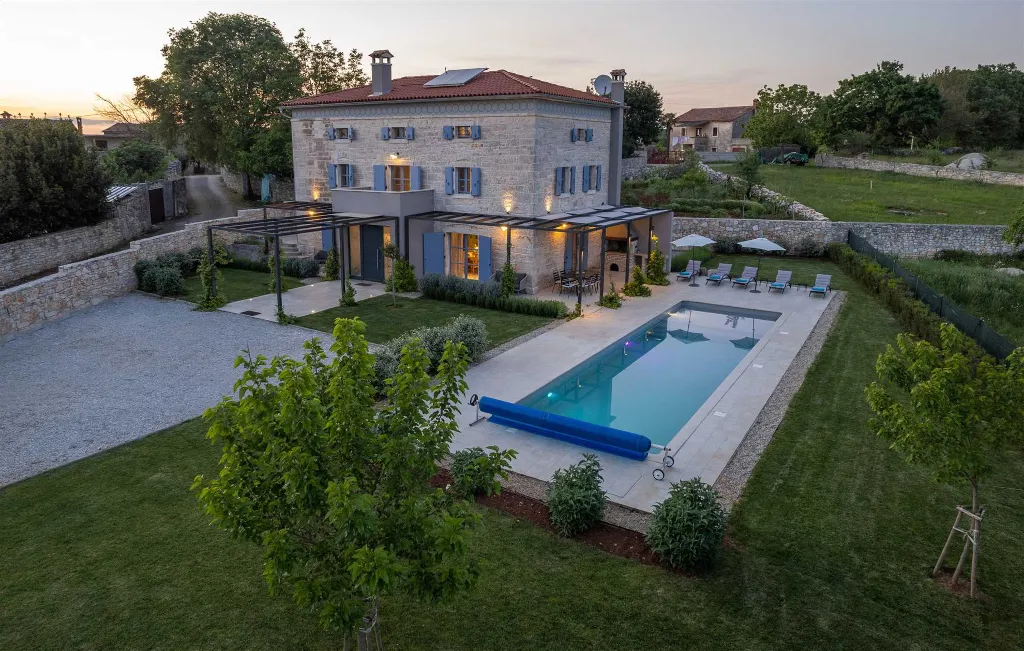 Renovated Stone Villa with Private Pool, Brečevići