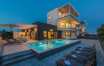 6-Bedroom Villa with Private Pool in Pomer