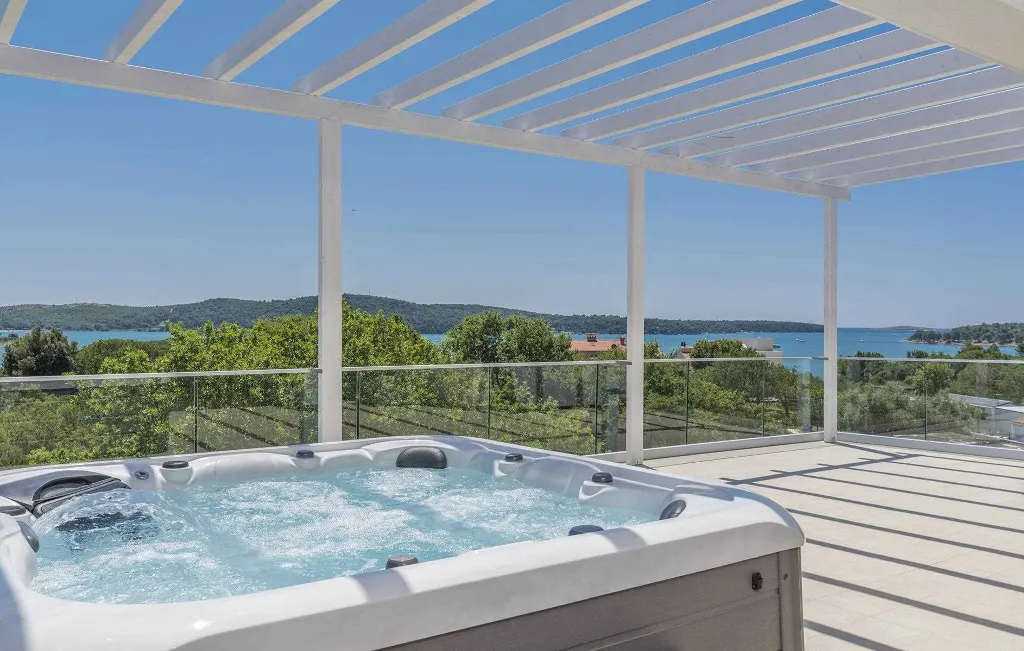 6-Bedroom Villa with Private Pool in Pomer