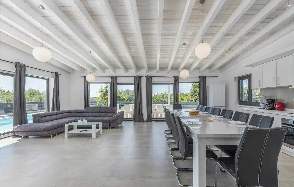6-Bedroom Villa with Private Pool in Pomer