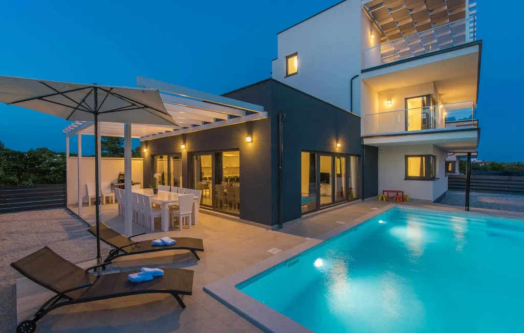 6-Bedroom Villa with Private Pool in Pomer