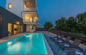 6-Bedroom Villa with Private Pool in Pomer