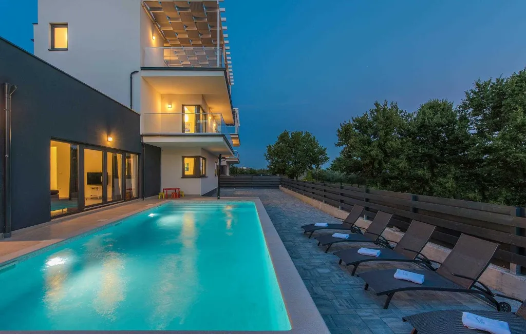 6-Bedroom Villa with Private Pool in Pomer