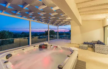 6-Bedroom Villa with Private Pool in Pomer