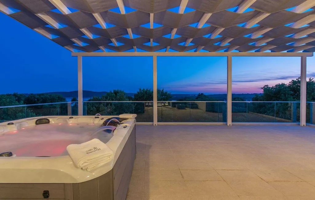 6-Bedroom Villa with Private Pool in Pomer