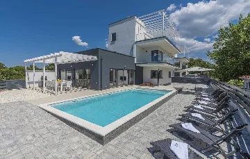 6-Bedroom Villa with Private Pool in Pomer