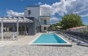 6-Bedroom Villa with Private Pool in Pomer