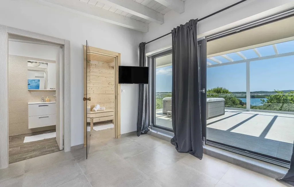 6-Bedroom Villa with Private Pool in Pomer