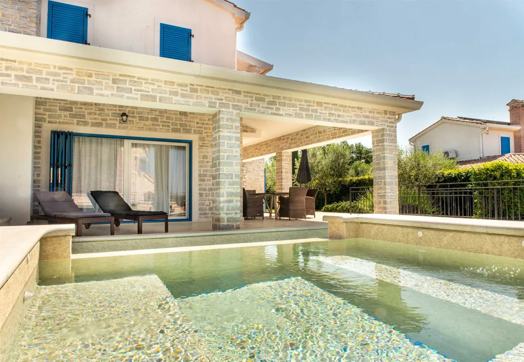 3-Bedroom Villa with Private Pool and Sea View in Tar