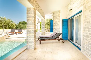3-Bedroom Villa with Private Pool and Sea View in Tar
