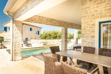 3-Bedroom Villa with Private Pool and Sea View in Tar