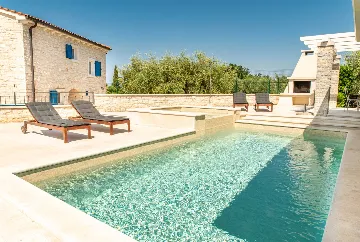 3-Bedroom Villa with Private Pool and Sea View in Tar