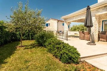 3-Bedroom Villa with Private Pool and Sea View in Tar