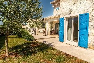 3-Bedroom Villa with Private Pool and Sea View in Tar