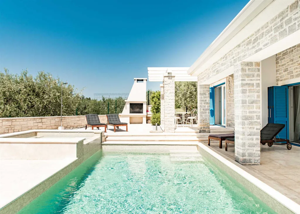 3-Bedroom Villa with Private Pool and Sea View in Tar