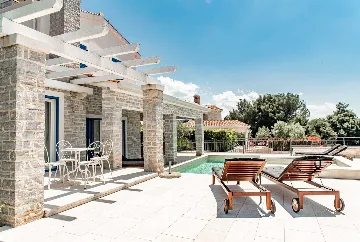 3-Bedroom Villa with Private Pool and Sea View in Tar