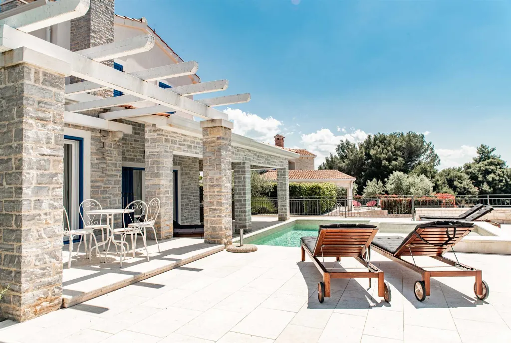 3-Bedroom Villa with Private Pool and Sea View in Tar