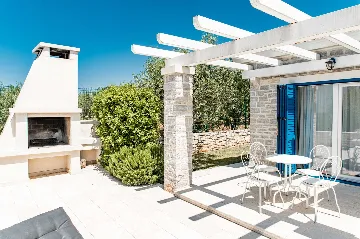 3-Bedroom Villa with Private Pool and Sea View in Tar