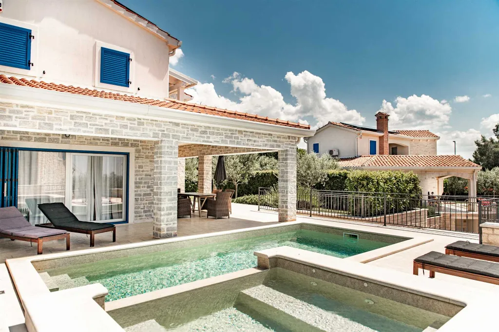 3-Bedroom Villa with Private Pool and Sea View in Tar