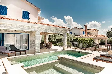 3-Bedroom Villa with Private Pool and Sea View in Tar