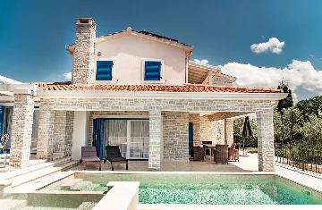 3-Bedroom Villa with Private Pool and Sea View in Tar