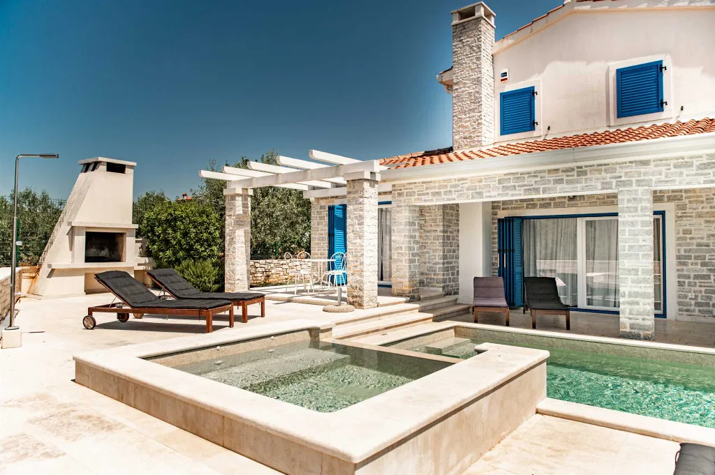 3-Bedroom Villa with Private Pool and Sea View in Tar